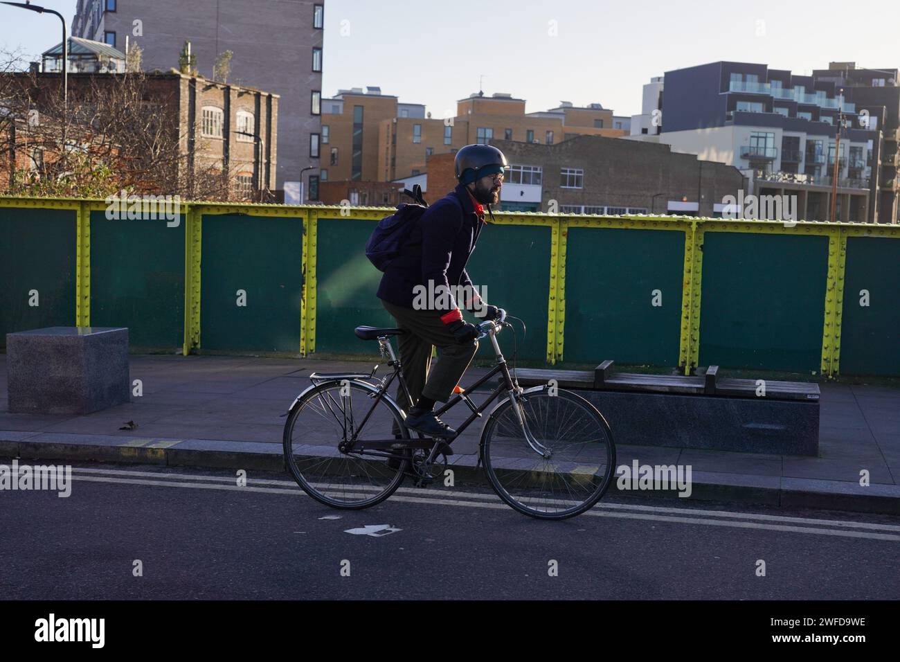 Ein Radfahrer pendelt in Hackney, East London, in der frühen Morgensonne des Winters am 26. Januar 2024, London, Großbritannien. Stockfoto