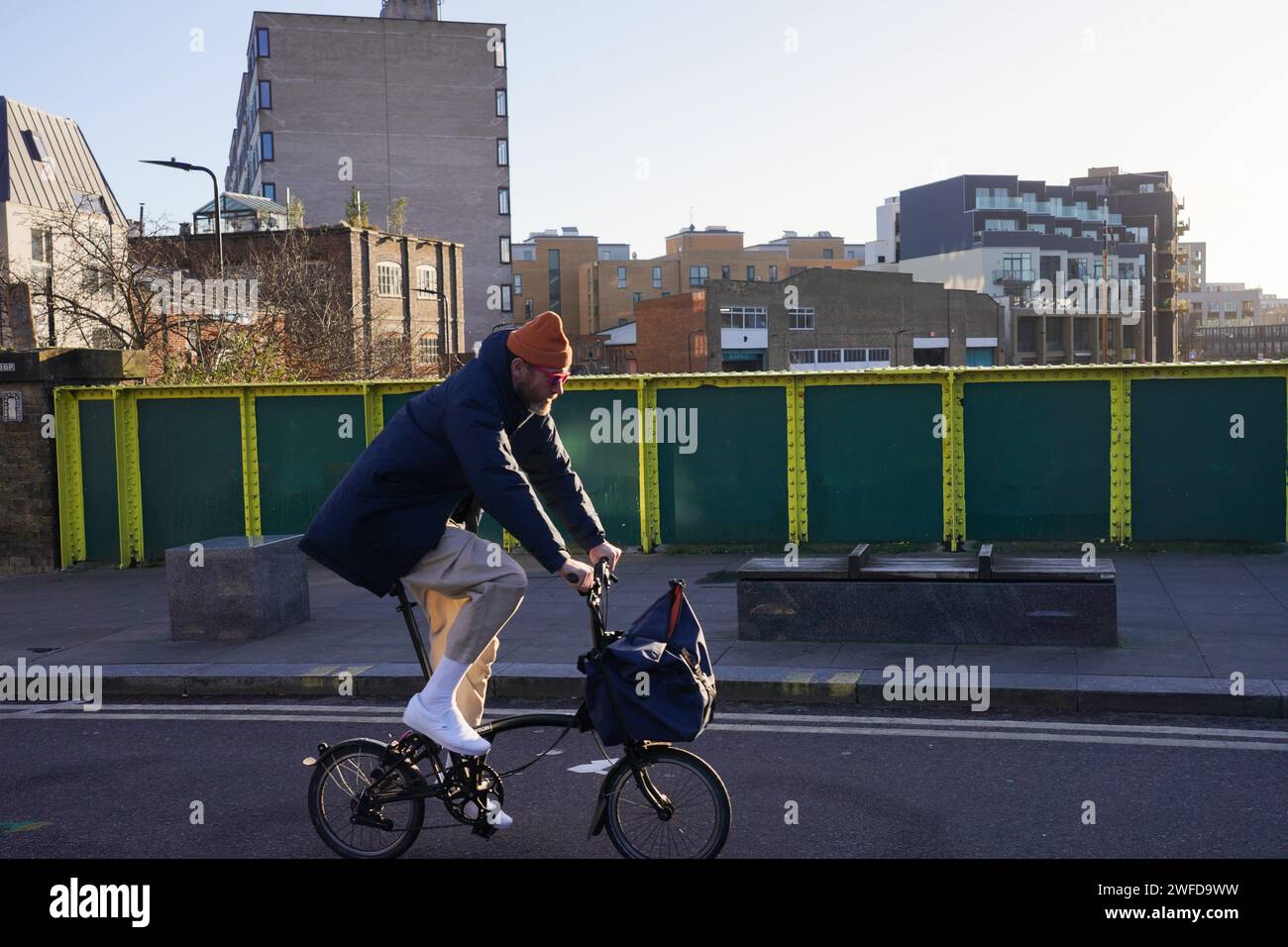 Ein Radfahrer pendelt in Hackney, East London, in der frühen Morgensonne. Stockfoto