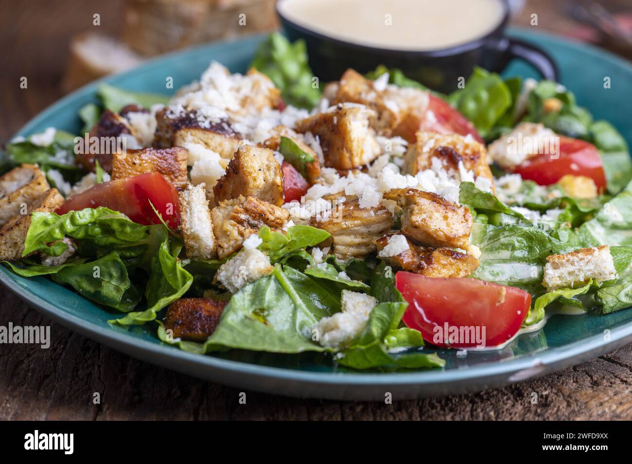 Caesar Salat auf grünem Teller Stockfoto