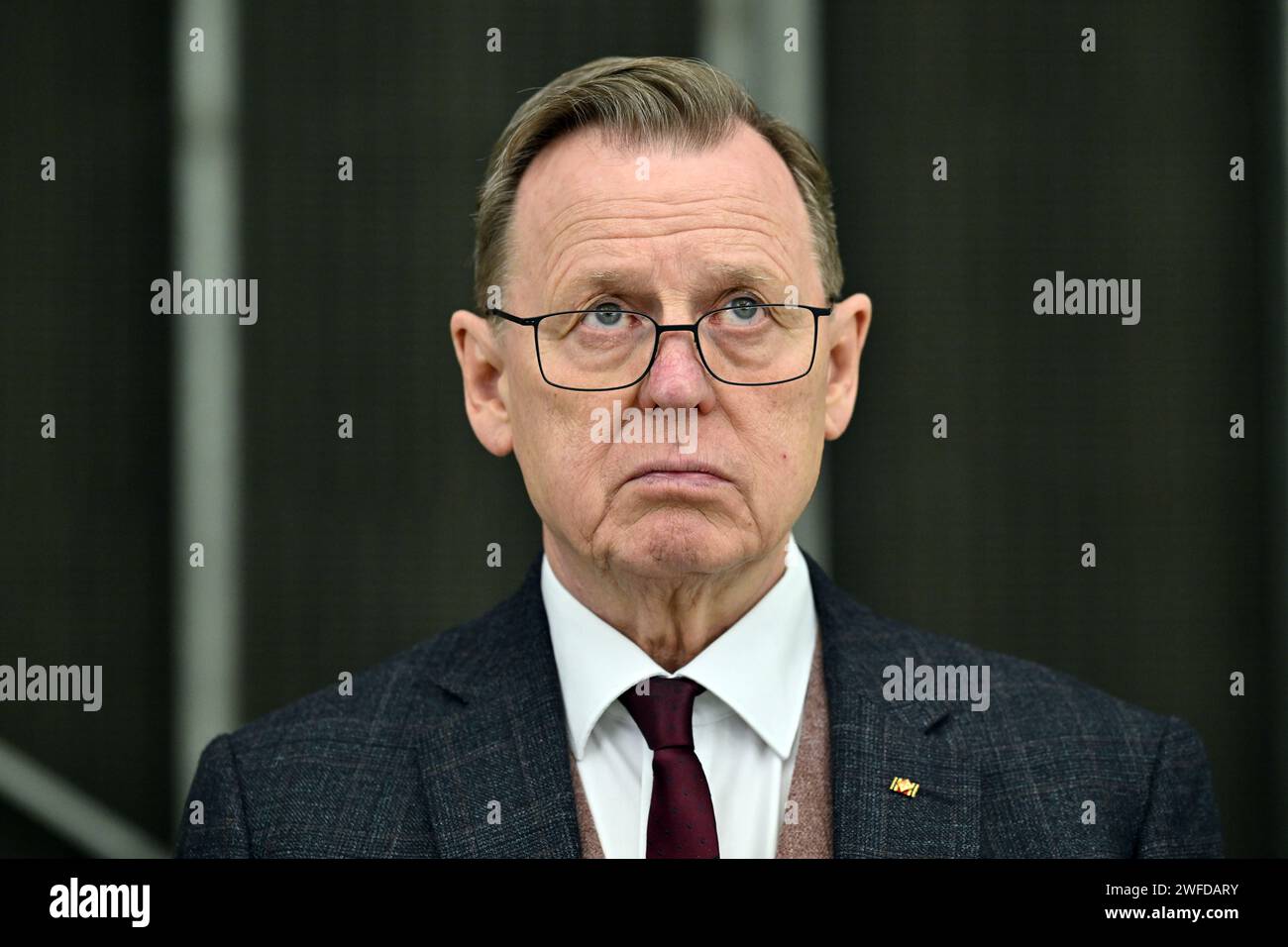 Arnstadt, Deutschland. 30. Januar 2024. Bodo Ramelow (die Linke), Ministerpräsident Thüringens, inspiziert ein Rolls-Royce Trent 700-Triebwerk für den Airbus A330 in der Prüfzelle der N3 Engine Overhaul Services GmbH. Das Unternehmen ist ein Joint Venture der Lufthansa Technik AG und Rolls-Royce für die Wartung von Flugzeugtriebwerken. Quelle: Martin Schutt/dpa/Alamy Live News Stockfoto