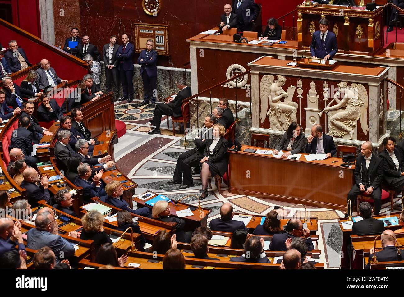 Paris, Frankreich. 30. Januar 2024. © Julien Mattia/Le Pictorium/MAXPPP - Paris 30/01/2024 Julien Mattia/Le Pictorium - 30/01/2024 - France/Ile-de-France/Paris - Discours de Politique Generale a l'Assemblee nationale par le nouveau Premier Ministre, Gabriel Attal, le 30 Janvier 2024 - Valeurs ACtuelles out, no jdd, jdd out, RUSSIA out, NEIN RUSSLAND #norussia/30/01/2024 - France/Ile-de-France (Region)/Paris - Allgemeine Politik Ansprache des neuen Premierministers Gabriel Attal an die Nationalversammlung am 30. Januar 2024 Credit: MAXPPP/Alamy Live News Stockfoto