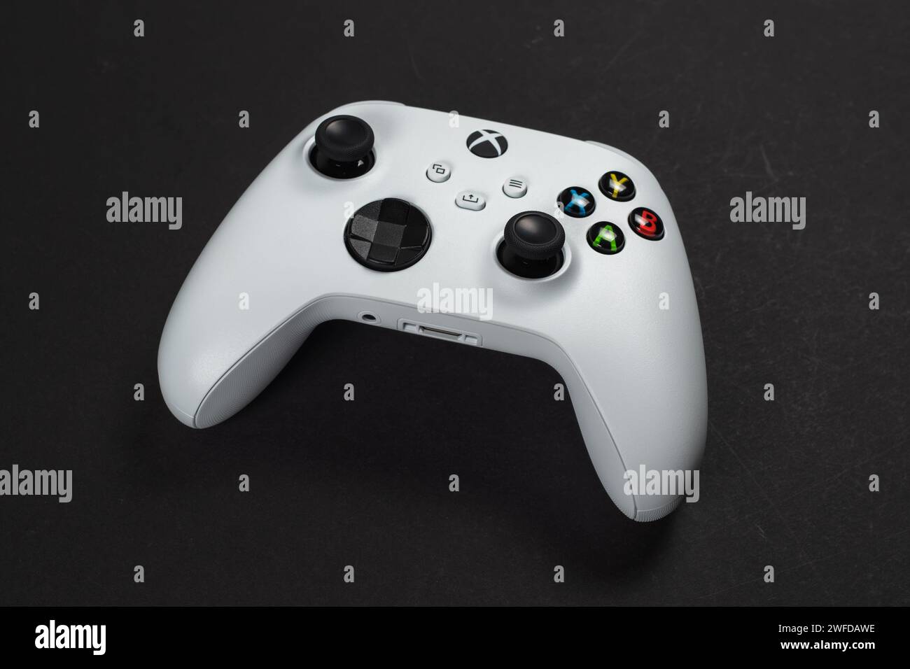 30. August 2023: Dnipro, Ukraine: Weißer Controller xbox Series S Gamepad, Spielkonsole auf dunklem Hintergrund. Computerspielwettbewerb Videospiel Fortsetzung Stockfoto