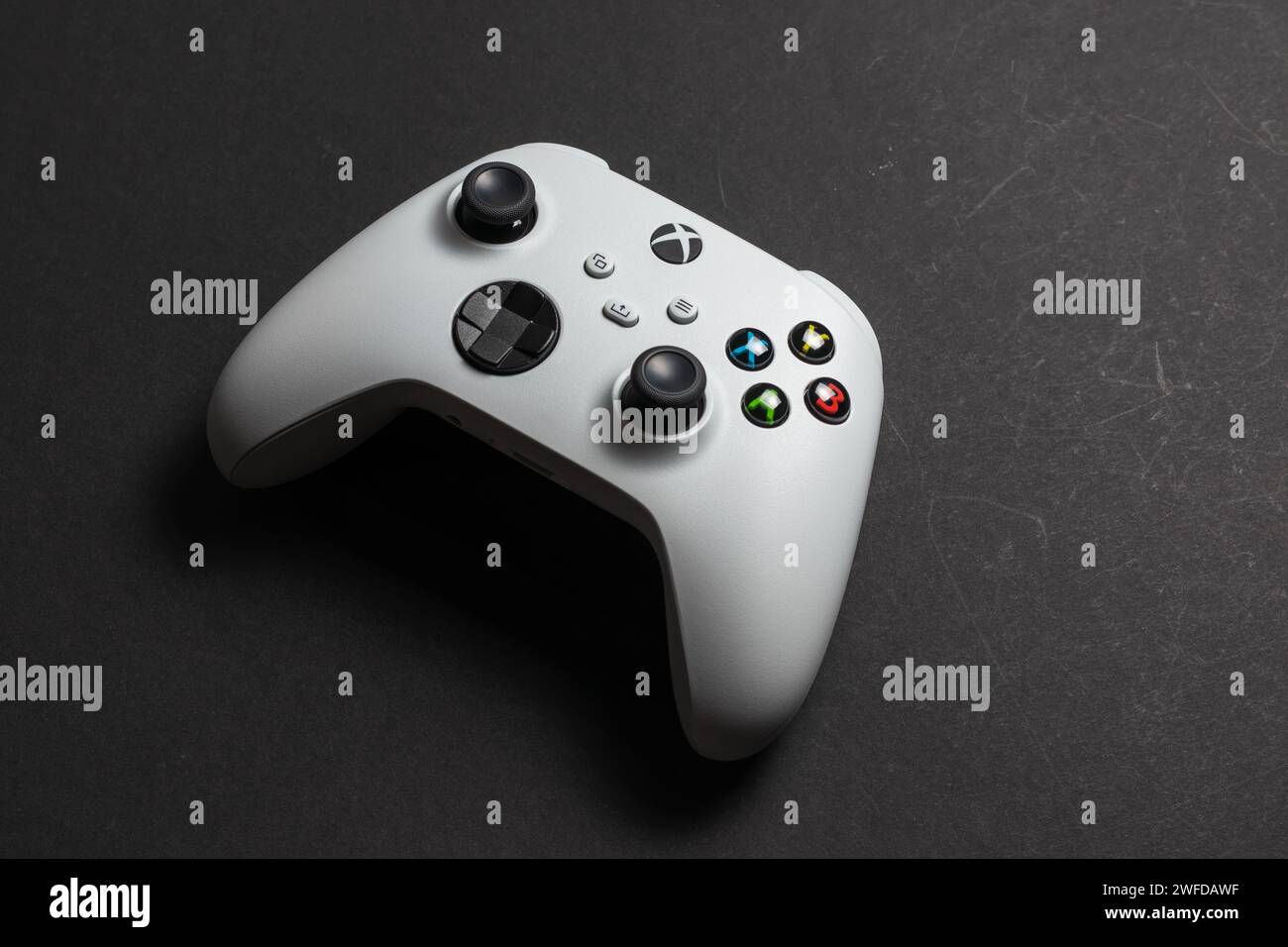 30. August 2023: Dnipro, Ukraine: Weißer Controller xbox Series S Gamepad, Spielkonsole auf dunklem Hintergrund. Computerspielwettbewerb Videospiel Fortsetzung Stockfoto