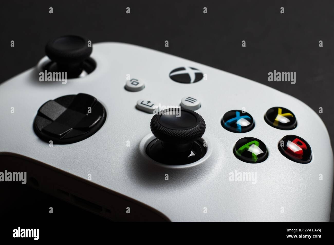 30. August 2023: Dnipro, Ukraine: Weißer Controller xbox Series S Gamepad, Spielkonsole auf dunklem Hintergrund. Computerspielwettbewerb Videospiel Fortsetzung Stockfoto