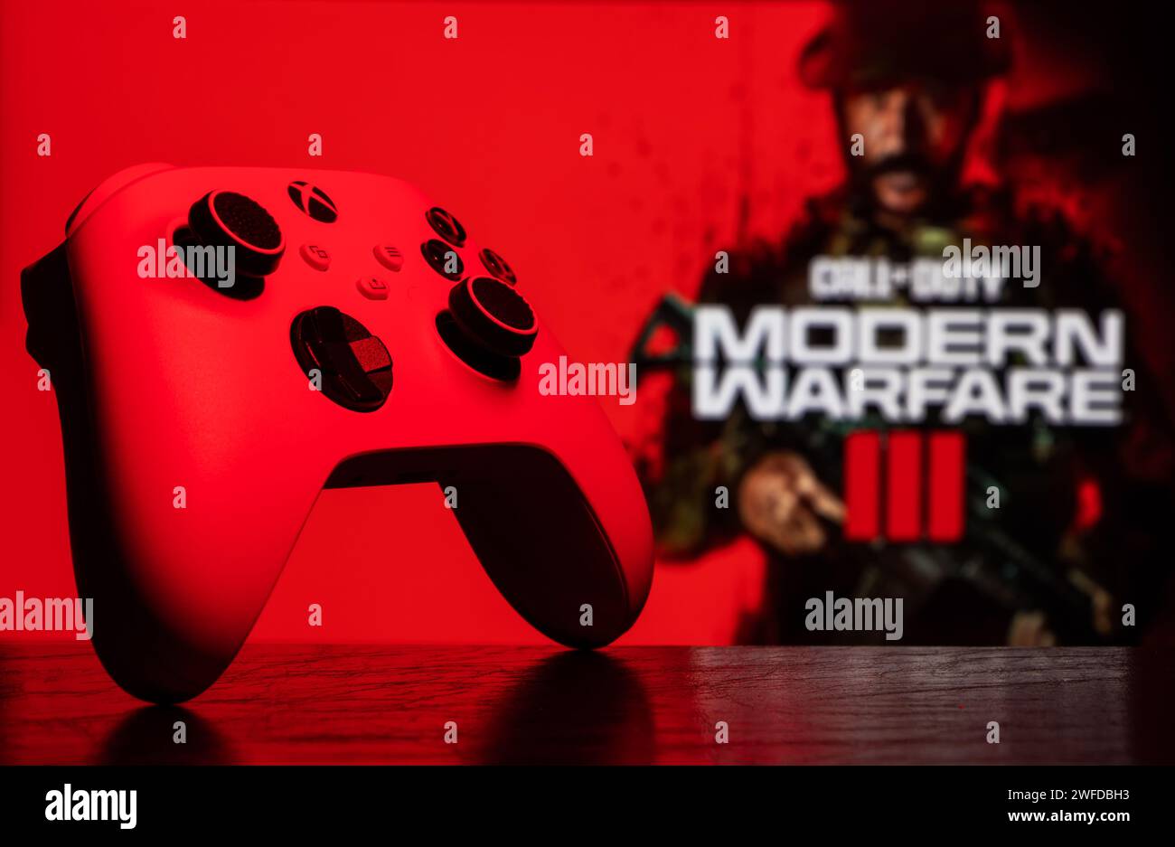 Dnipro, Ukraine, 28. september 2023: Xbox Series S Controller mit Call of Duty Modern Warfare III Logo auf dem Fernsehbildschirm. Stockfoto