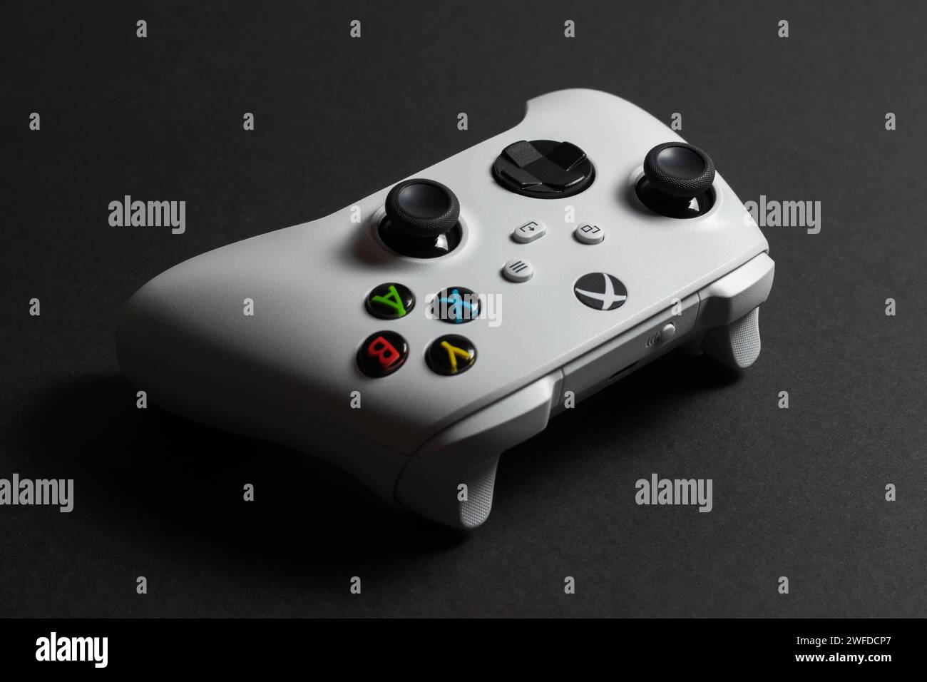 30. August 2023: Dnipro, Ukraine: Weißer Controller xbox Series S Gamepad, Spielkonsole auf dunklem Hintergrund. Computerspielwettbewerb Videospiel Fortsetzung Stockfoto