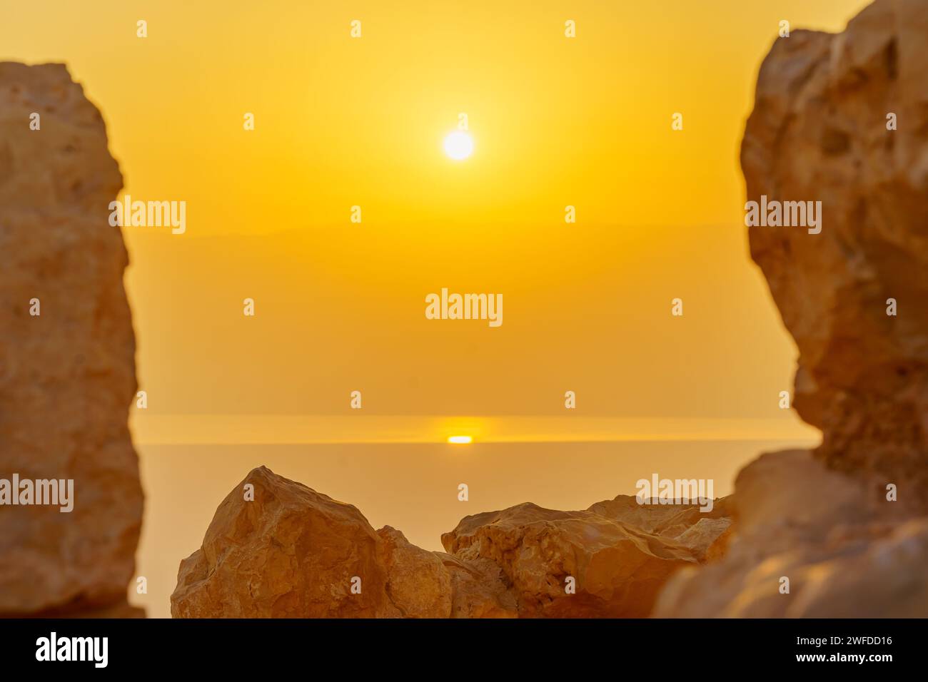 Blick auf den Sonnenaufgang auf die Ruinen der Masada-Festung und das Tote Meer, die judäische Wüste, Süd-Israel Stockfoto