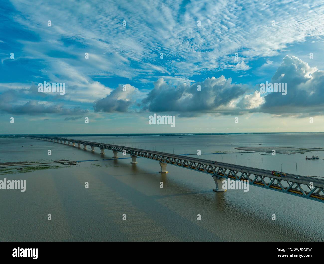 Aus der Vogelperspektive auf die padma-Brücke, über den padma-Fluss, Mawa, Munsiganj, Dhaka, Bangladesch. Stockfoto