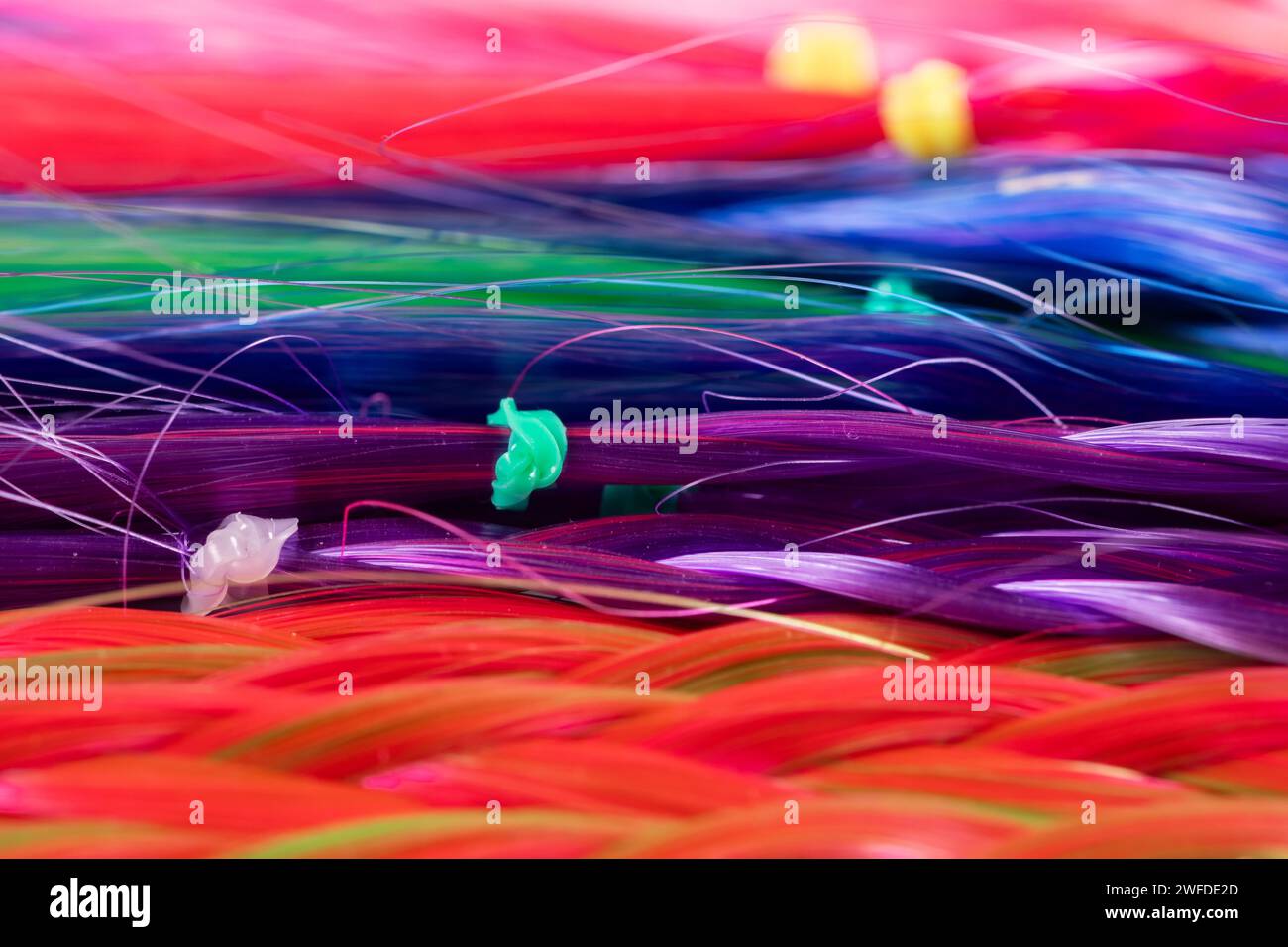 Farbige Zöpfe, Haarschmuck auf einem elastischen Band Hintergrund Nahaufnahme. Stockfoto