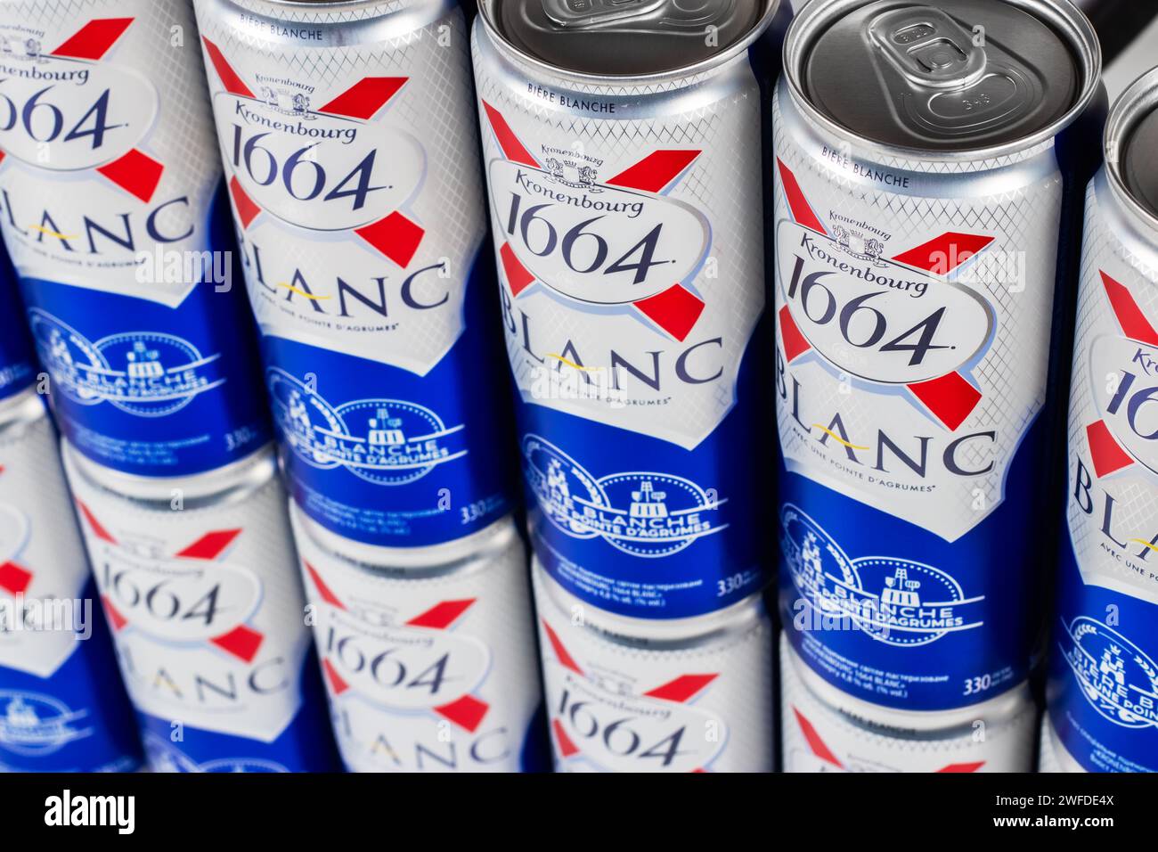 Dnipro, Ukraine, 13. oktober 2023: Kronenbourg 1664 Blanc-Bierdose. Französische Biermarke. Verkauf in einem Supermarkt. Stockfoto