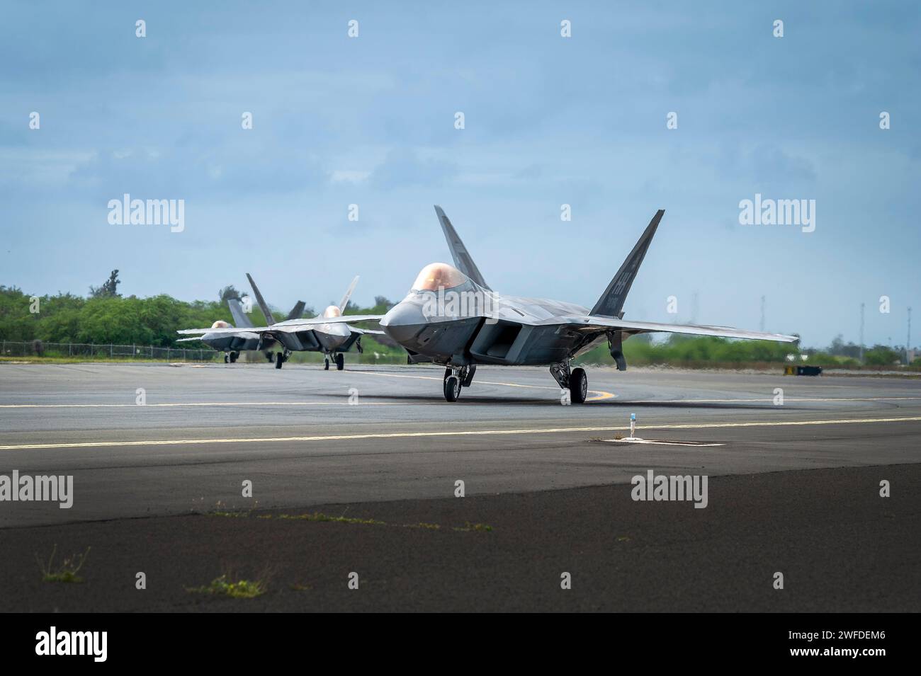 Luftwaffenstützpunkt Hickam, Usa. Januar 2024. Ein Team von F-22 Raptor Tarnflugzeugen der US Air Force mit dem hawaiianischen Raptors Squadron-Taxis für den Start vom Hickam Airfield während der Übung Sentry Aloha 24-01, 23. Januar 2024 in Oahu, Hawaii. Kredit: MSgt. Mysti Bicoy/USA Air Force/Alamy Live News Stockfoto