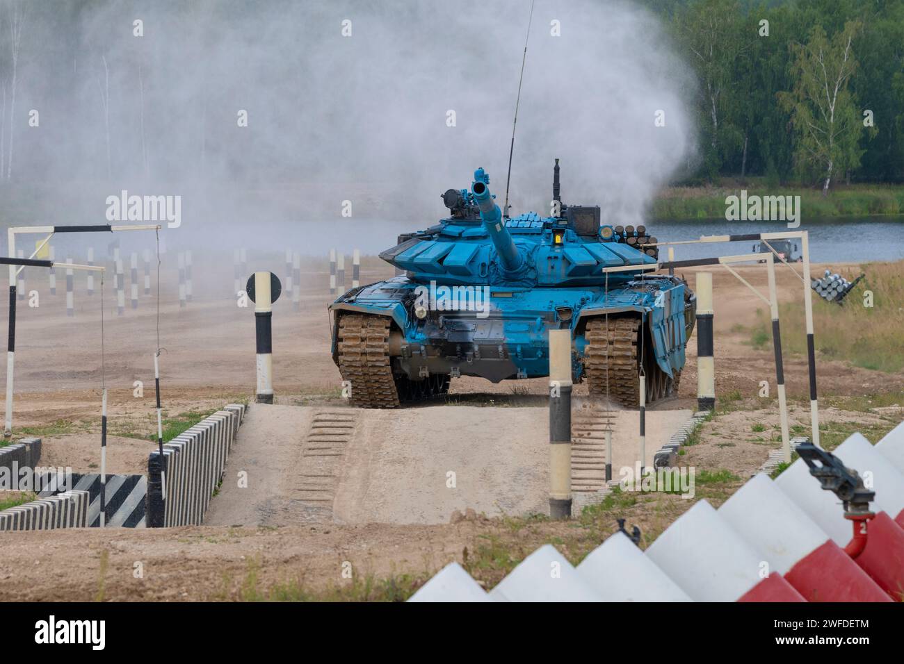 MOSKAU REGION, RUSSLAND - 19. AUGUST 2022: Panzer T-72B3 in blauer Farbe auf dem Alabino Panzerübungsplatz Stockfoto