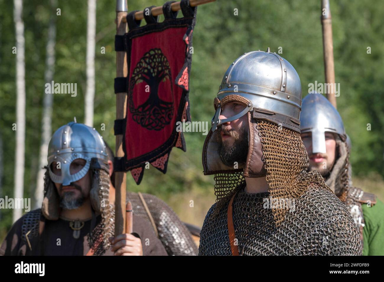 SHEVELEVO, RUSSLAND - 5. AUGUST 2023: Mittelalterlicher Krieger in Helm und Kettenpost vor der Schlacht. Historisches Festival 'Fürstenbruderschaft-2023'. Novgoro Stockfoto