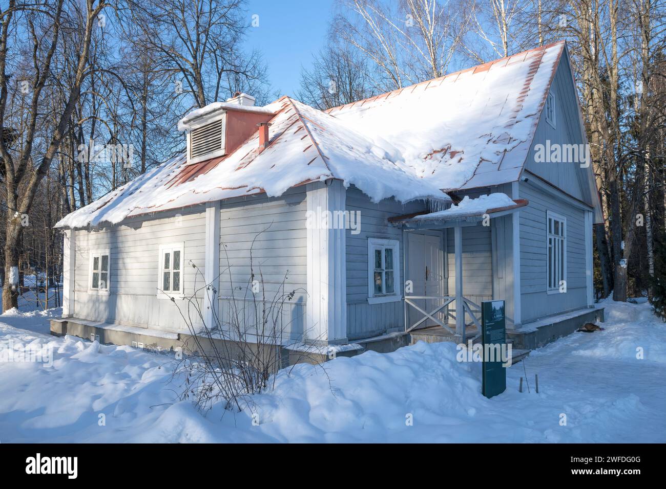 ABRAMTSEVO, RUSSLAND - 5. JANUAR 2024: Das alte Landhaus der Familie der russischen Künstler Polenovs auf dem Anwesen Abramtsevo an einem Januartag. Mo Stockfoto