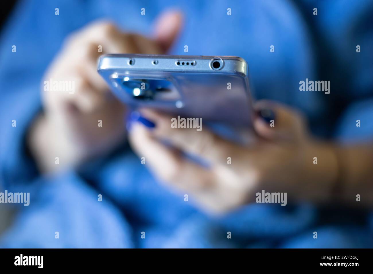 Hand einer Frau mit Smartphone, Nahaufnahme. Stockfoto