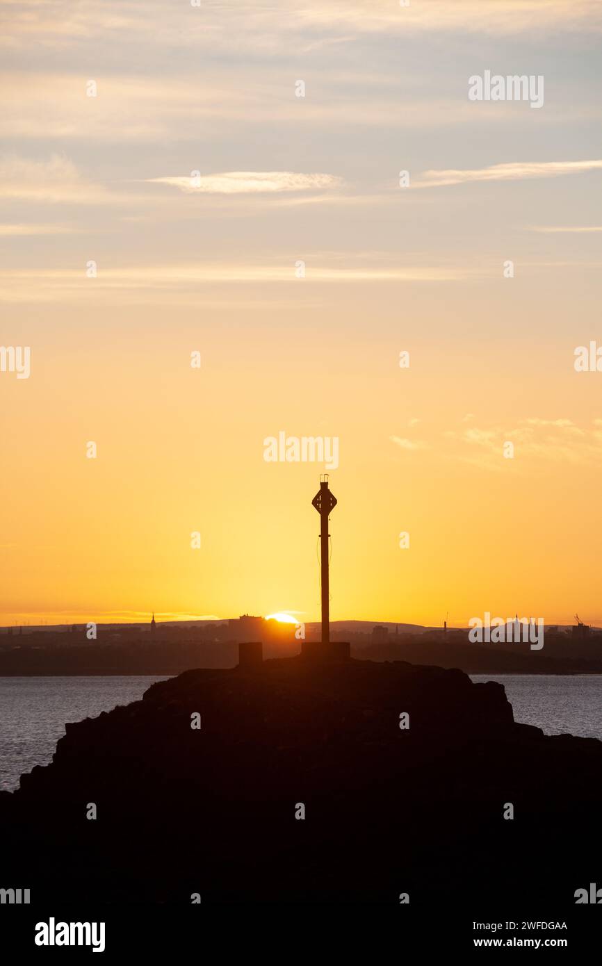 Sonnenaufgang am Downing Point in Dalgety Bay mit Arthurs Sitzplatz im Hintergrund Stockfoto