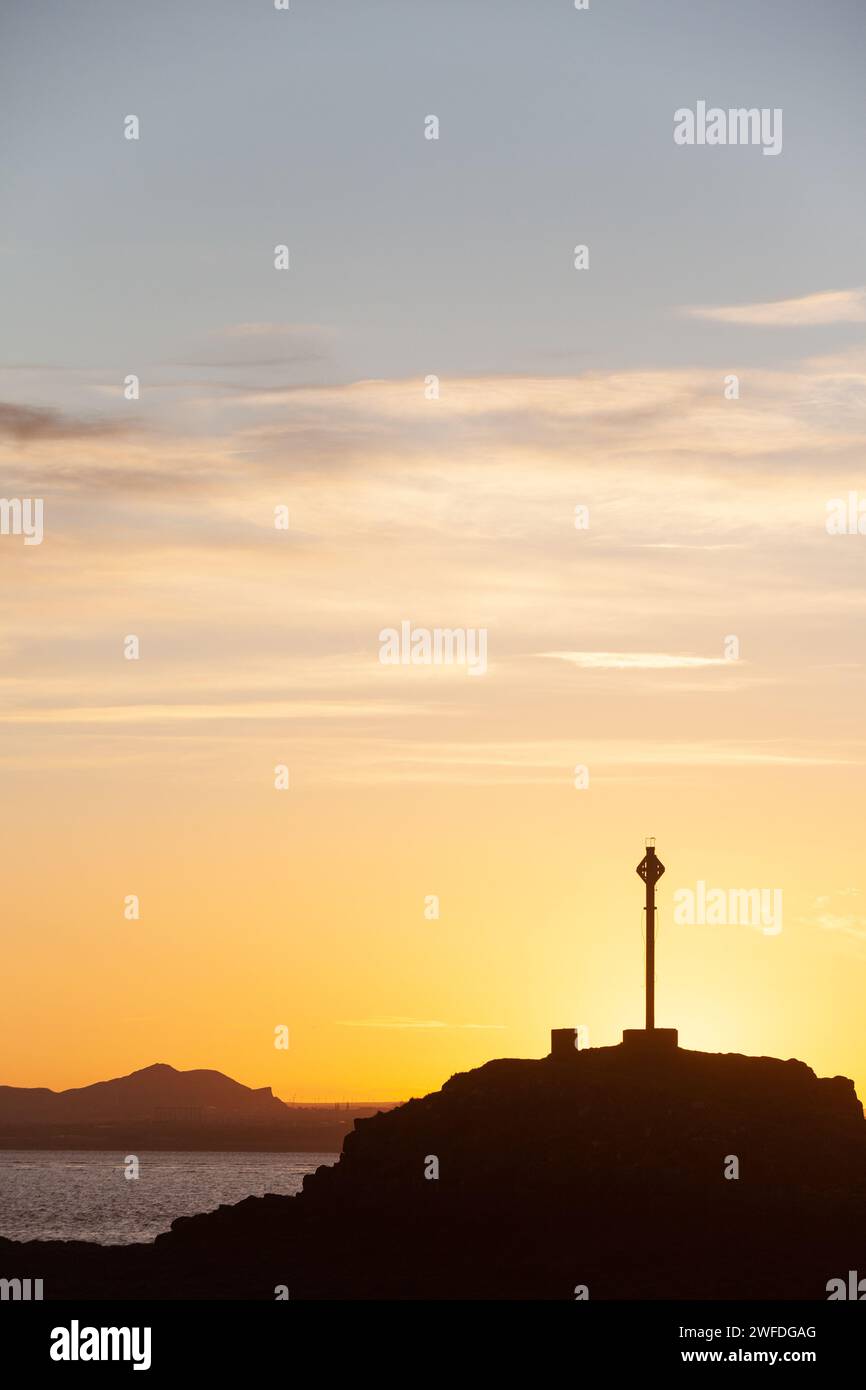 Sonnenaufgang am Downing Point in Dalgety Bay mit Arthurs Sitzplatz im Hintergrund Stockfoto