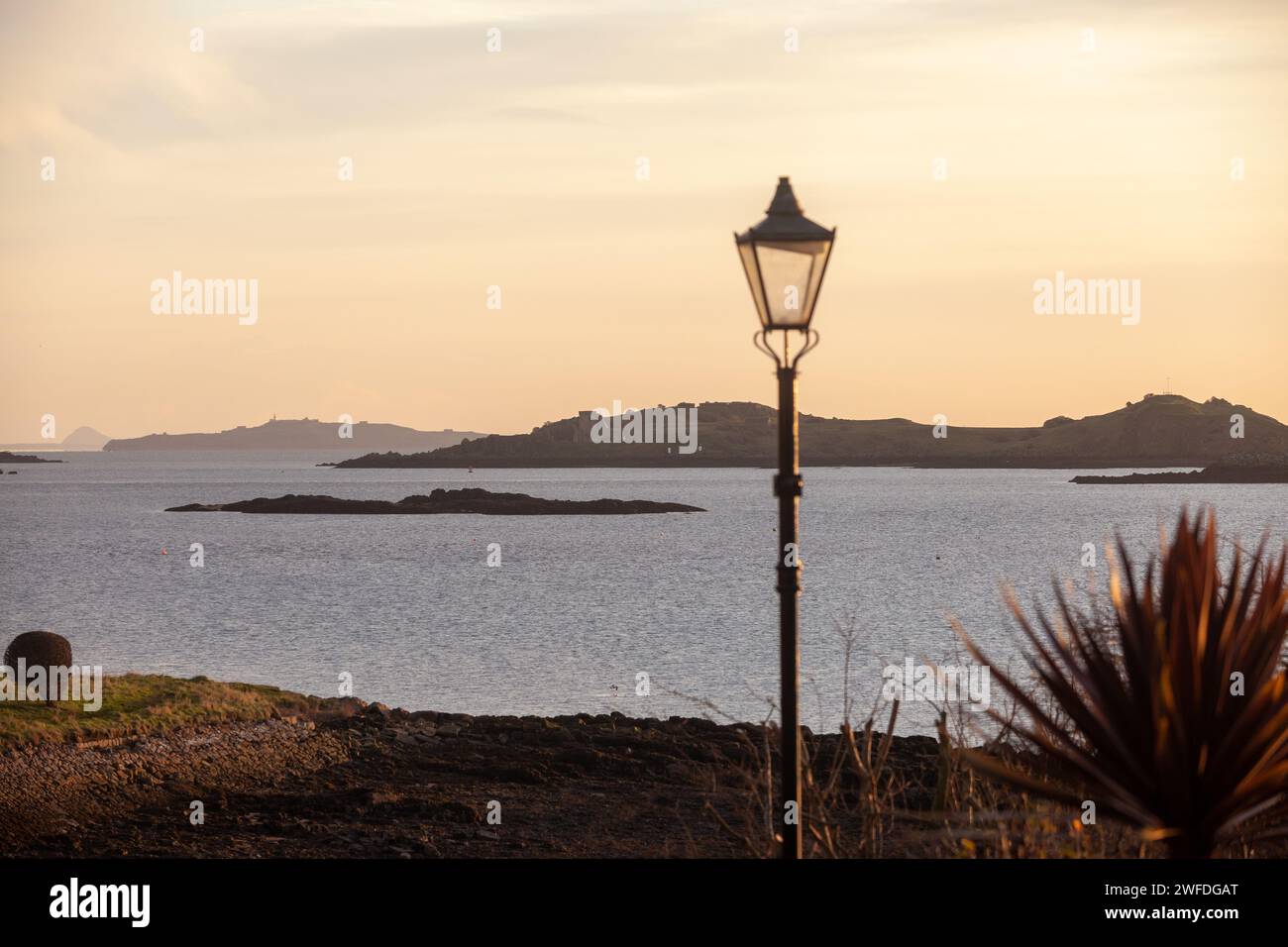 Blick von Dalgety Bay in Richtung Inchcolm Island, inchkeith Island Stockfoto
