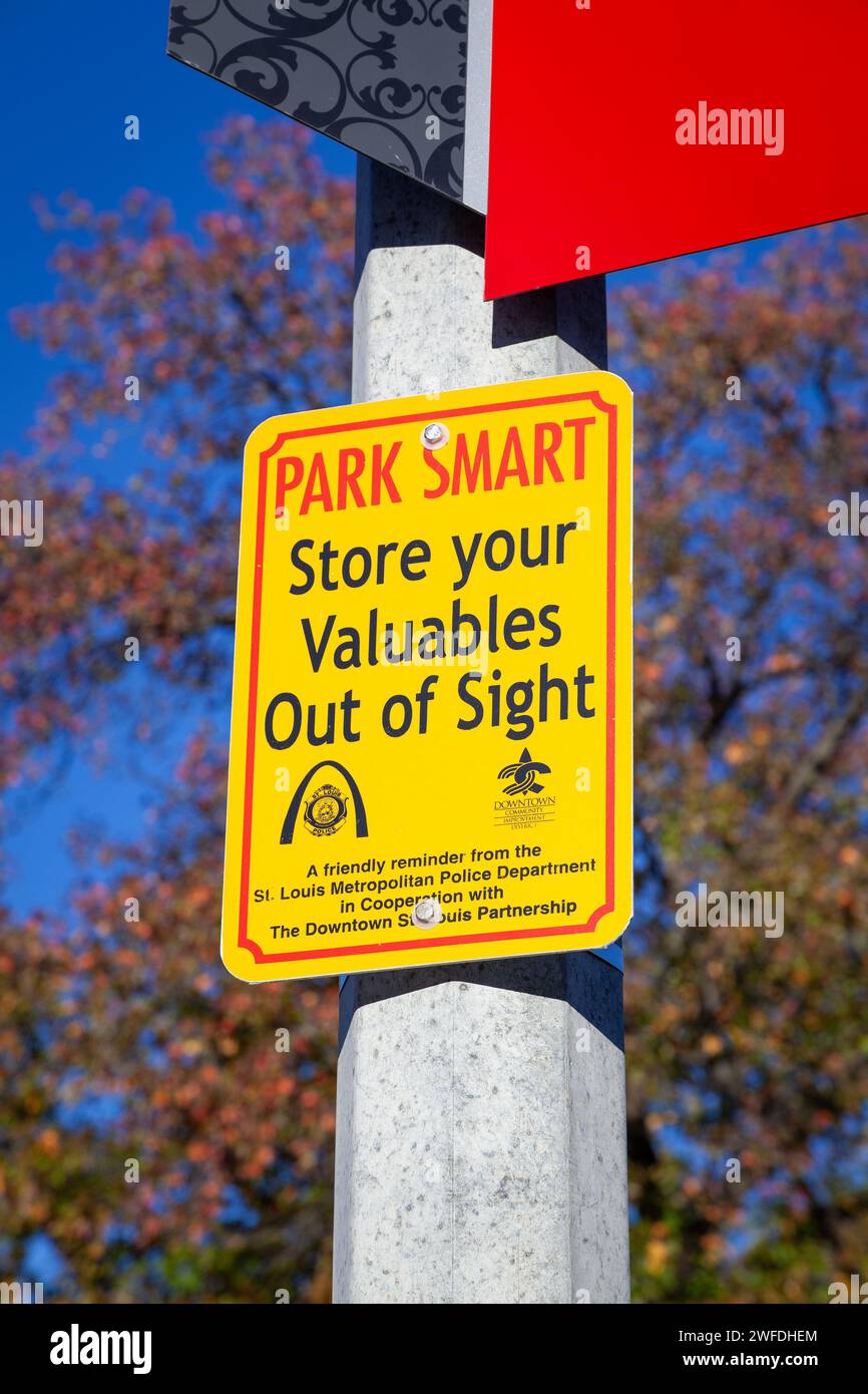 Parken Sie Smart-Schilder, die Menschen warnen, Wertsachen beim Parken auf der Straße zu verstecken. Stockfoto