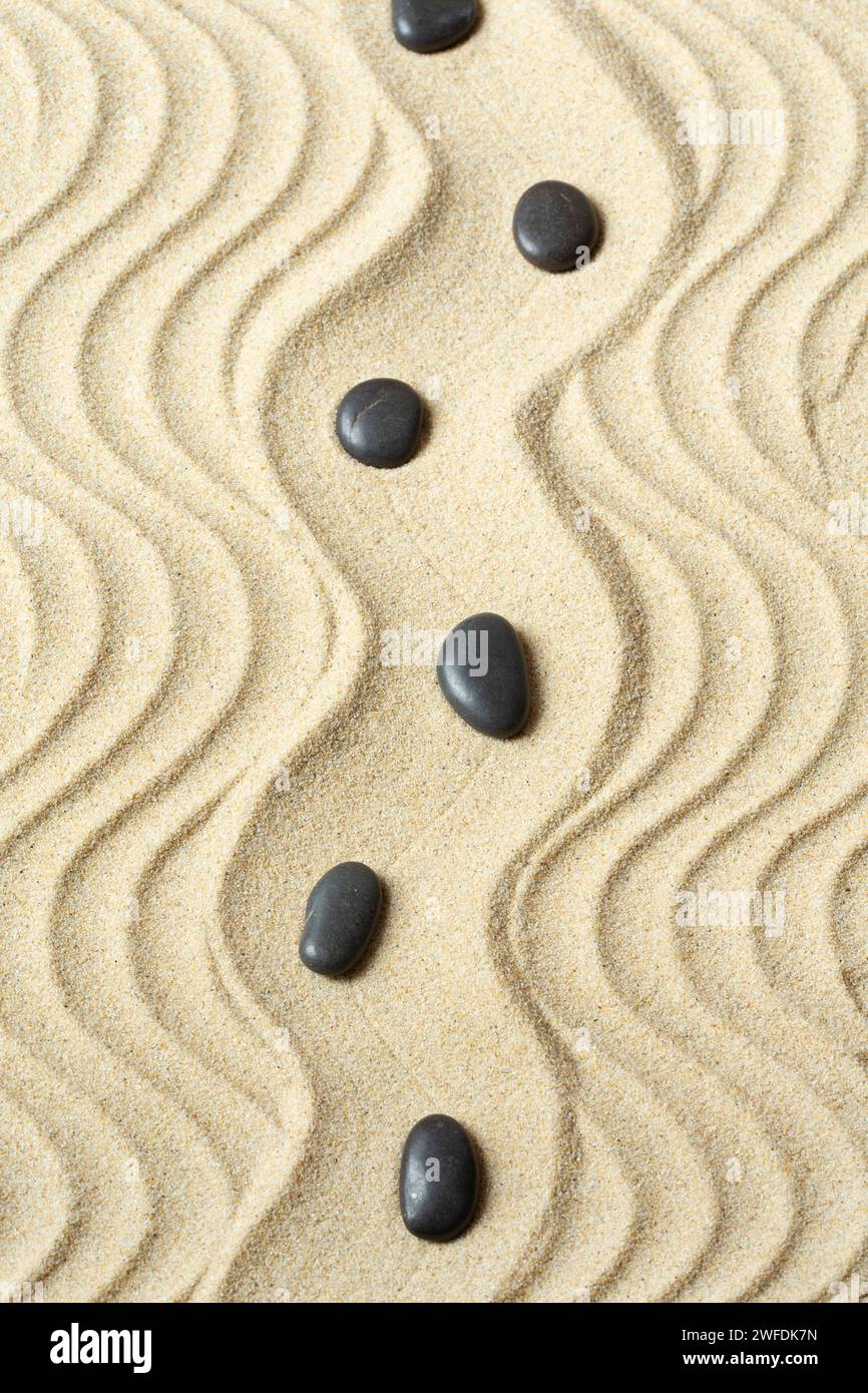 Zen-Muster in braunem Sand Stockfoto