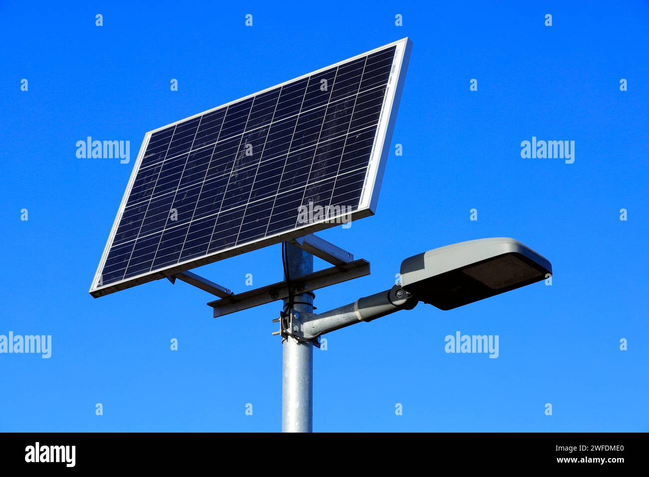 Straßenleuchte mit Solar-Panel angeschlossen, Cardiff, Wales. Stockfoto