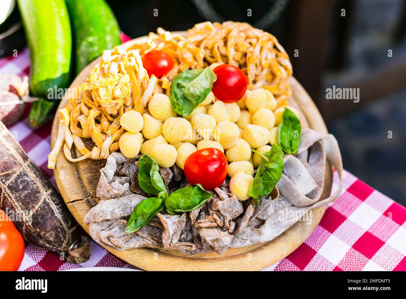 Reisen Sie in Italien, Teil der italienischen Kultur - gesunde mediterrane italienische Küche. Rom Street Restaurants mit einer Auswahl an typisch handgemachter Pasta Stockfoto