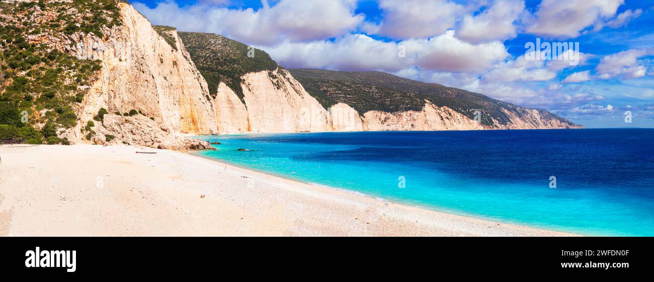 Griechenland die besten Strände der Ionischen Inseln. Cephalonia (Kefalonia) - malerischer, einsamer Strand Fteris mit tropischem türkisfarbenem Meer und weißem Sand Stockfoto
