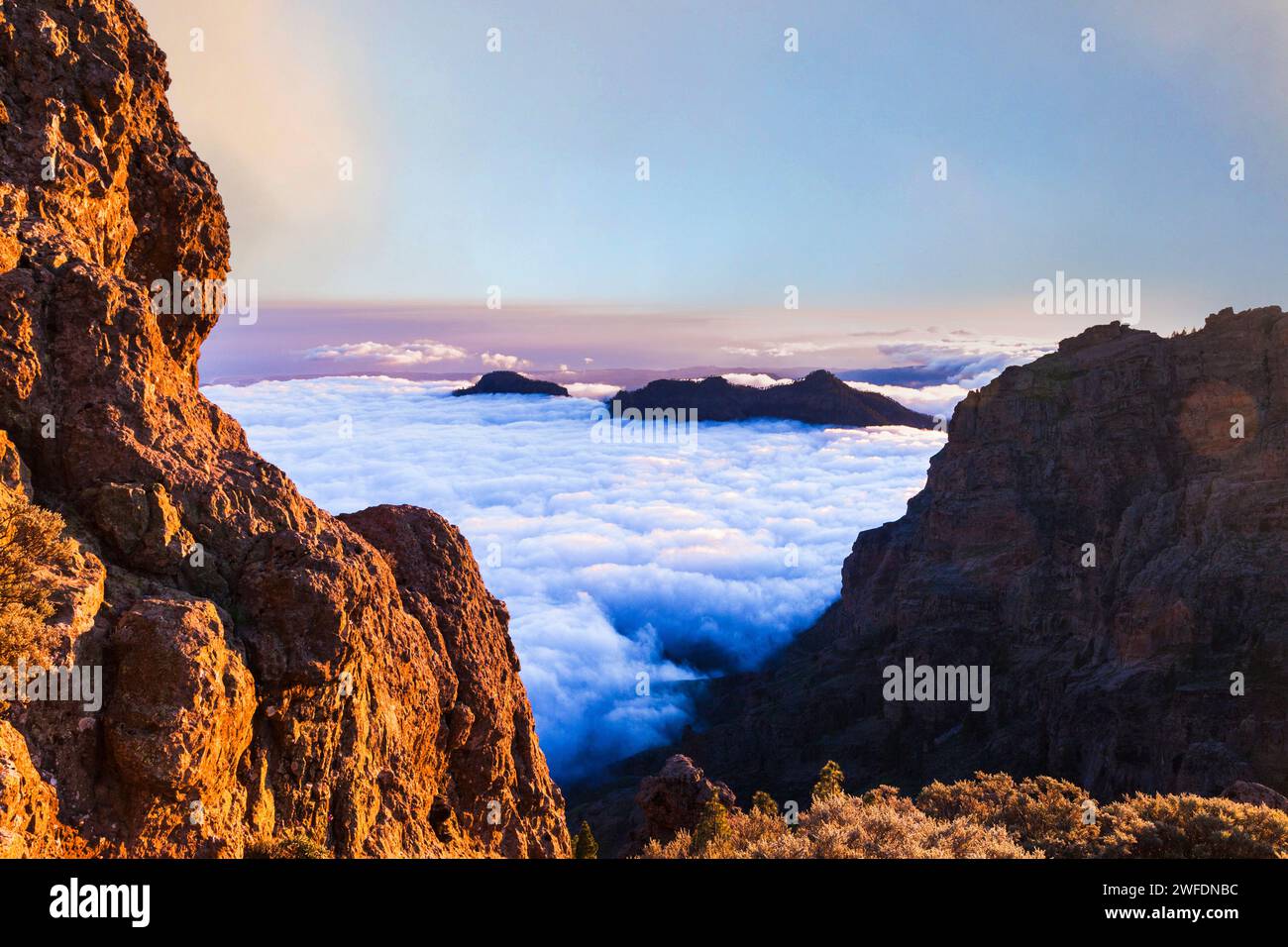 Idyllische Berglandschaft von Gran Canaria (Grand Canary) Kanarische Insel Spanien, Sonnenuntergang über Wolken Stockfoto