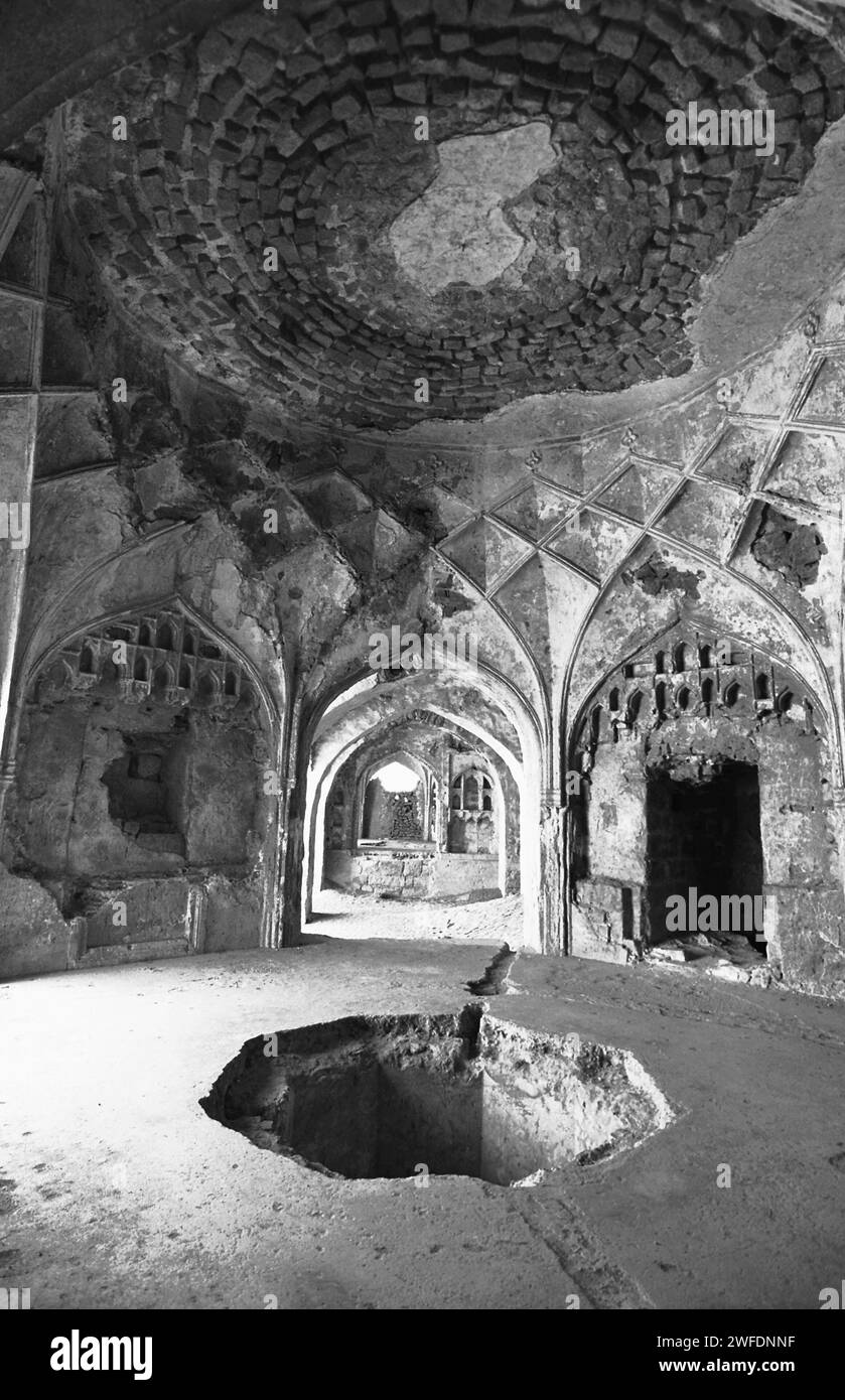 Die Festung Golconda ist eine befestigte Zitadelle und Ruine am westlichen Stadtrand von Hyderabad. Das Fort wurde ursprünglich von Kakatiya-Herrscher Pratāparudra im 11. Jahrhundert aus Lehmmauern erbaut. Es ist einer der besten Orte, um den vergangenen Glanz des kulturellen und historischen Reichtums von Hyderabad zu erleben. Telangana, Indien. Stockfoto