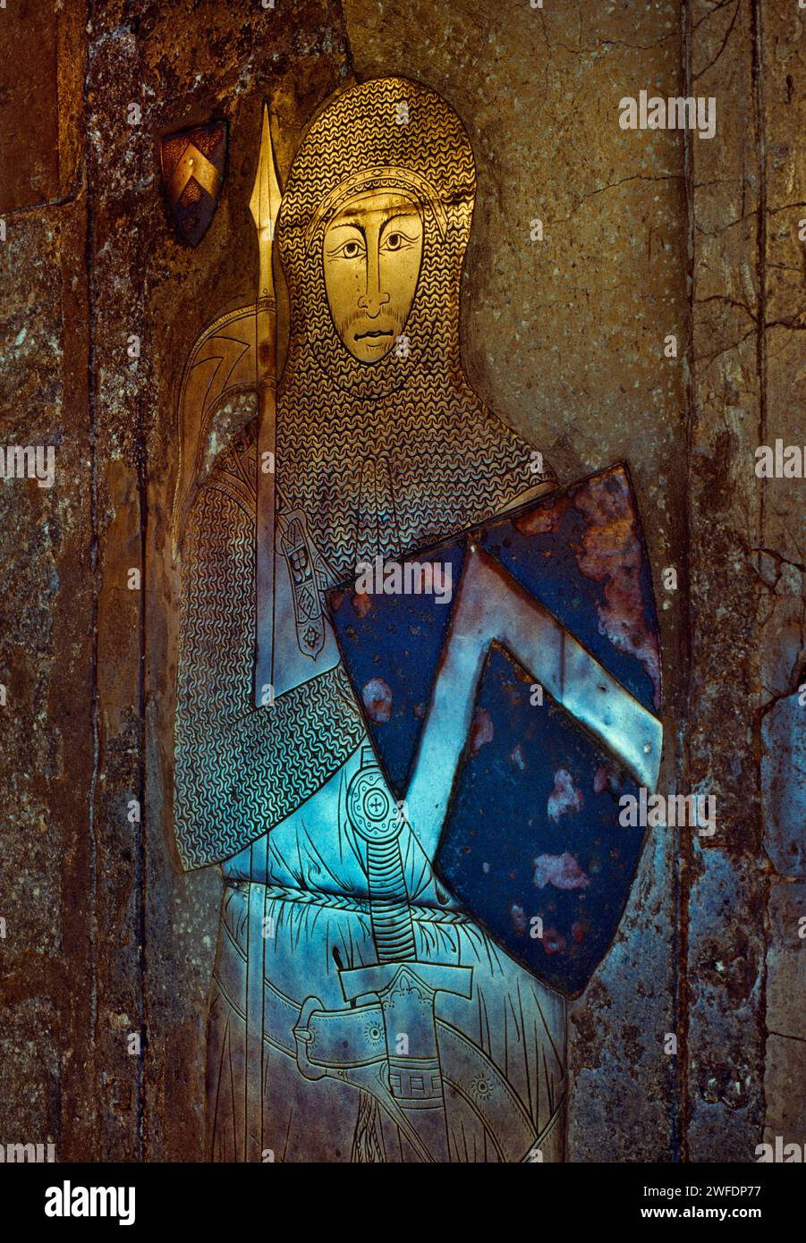 St Mary's Church, Stoke D’Abernon, Surrey, England, Großbritannien: Die Blechbläser von Sir John D’Abernon, dem Ältesten, der 1277 starb, wurden in den Boden des Chors gesetzt. Stockfoto