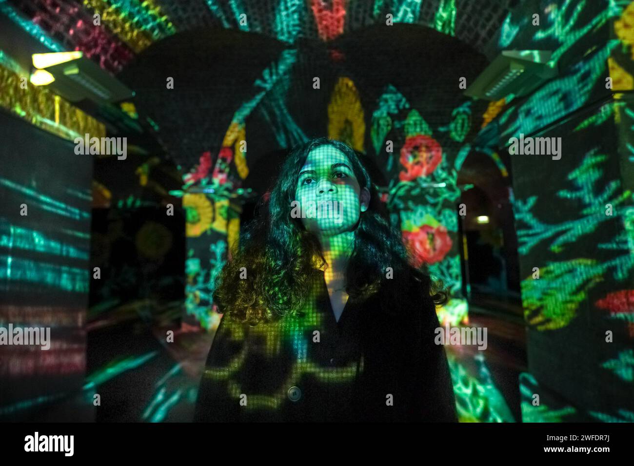 London, Großbritannien. 30. Januar 2024. Lebensinstallation in der St. Martin-in-the-Fields-Kirche. Das spektakuläre und farbenfrohe Lichterlebnis, das von dem Künstler Peter Walker und Luxmuralis produziert und präsentiert wurde, versetzt die Besucher in projizierte Lichtkunstwerke, die geschaffen wurden, um die natürliche Welt zum Leben zu erwecken und uns Zeit zu geben, über unsere Verantwortung nachzudenken, sie zu schützen. Guy Corbishley/Alamy Live News Stockfoto