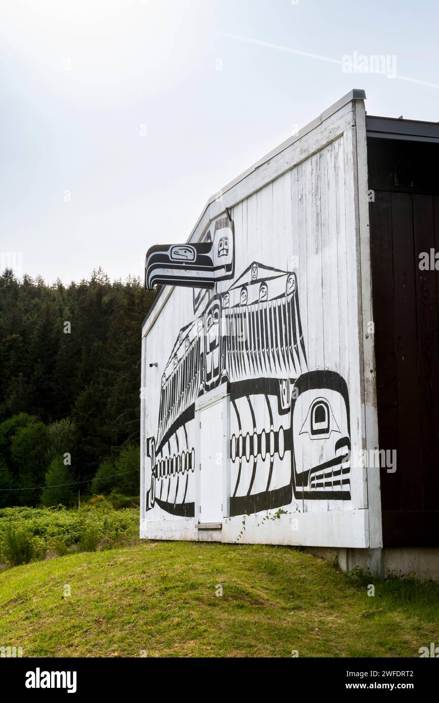 Außengemälde eines thunderbird und Orcas mit Blick auf das Meer auf der Seite des U'mista Cultural Centre Gebäudes in Alert Bay, British Columbia, Kanada Stockfoto