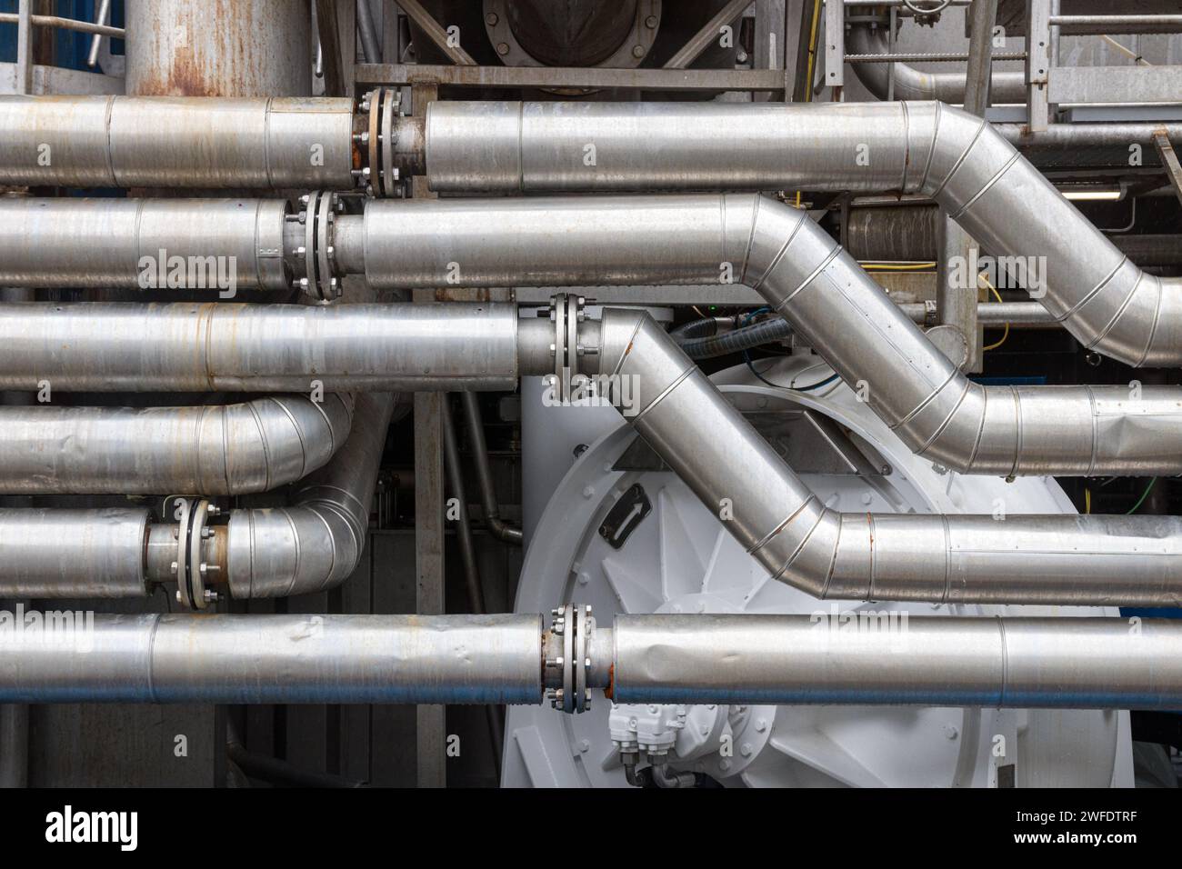 Metallpipelines einer industriellen Ölraffinerieanlage. Stockfoto