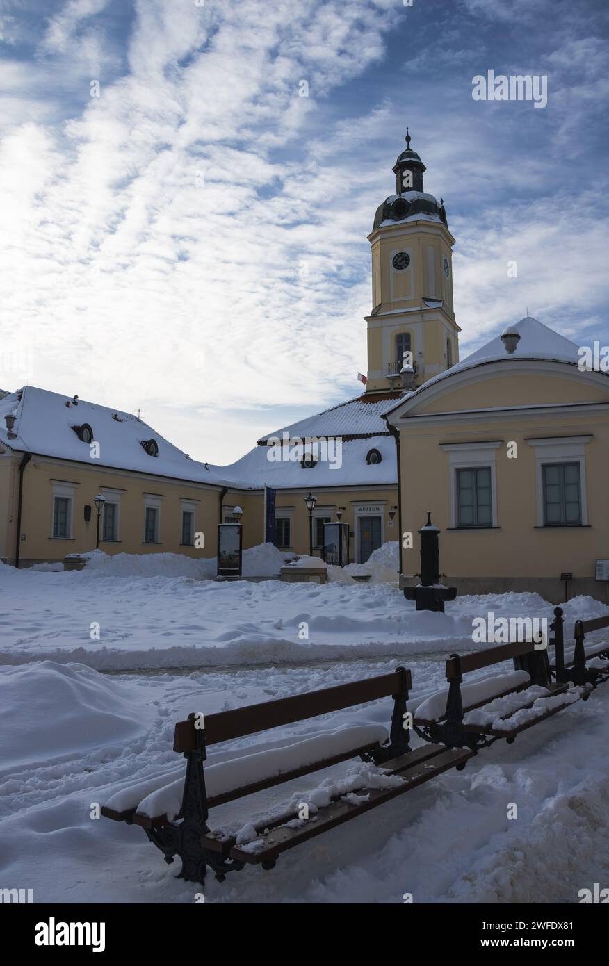 Blick auf das historische Rathaus.11.02.2024 Bialystok Polen. Schneebedecktes historisches Rathaus im Zentrum der Altstadt. Stockfoto