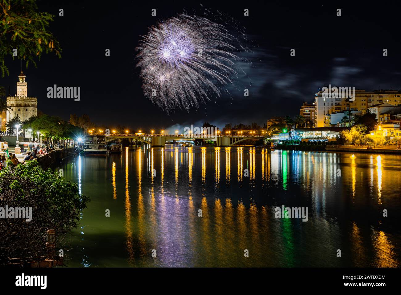 Feuerwerk Ende April Feria, Sevilla, Spanien Stockfoto