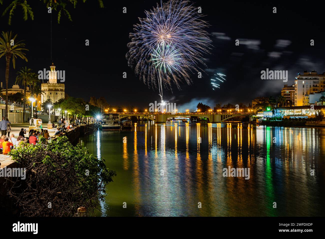 Feuerwerk Ende April Feria, Sevilla, Spanien Stockfoto