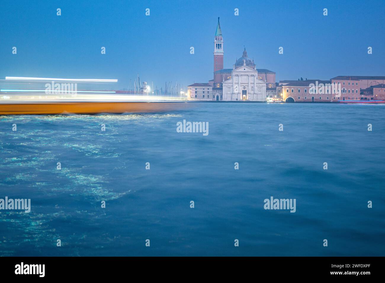 Langzeitaufnahme der Kirche San Giorgio Maggiore in Venedig mit Lichtspuren Stockfoto