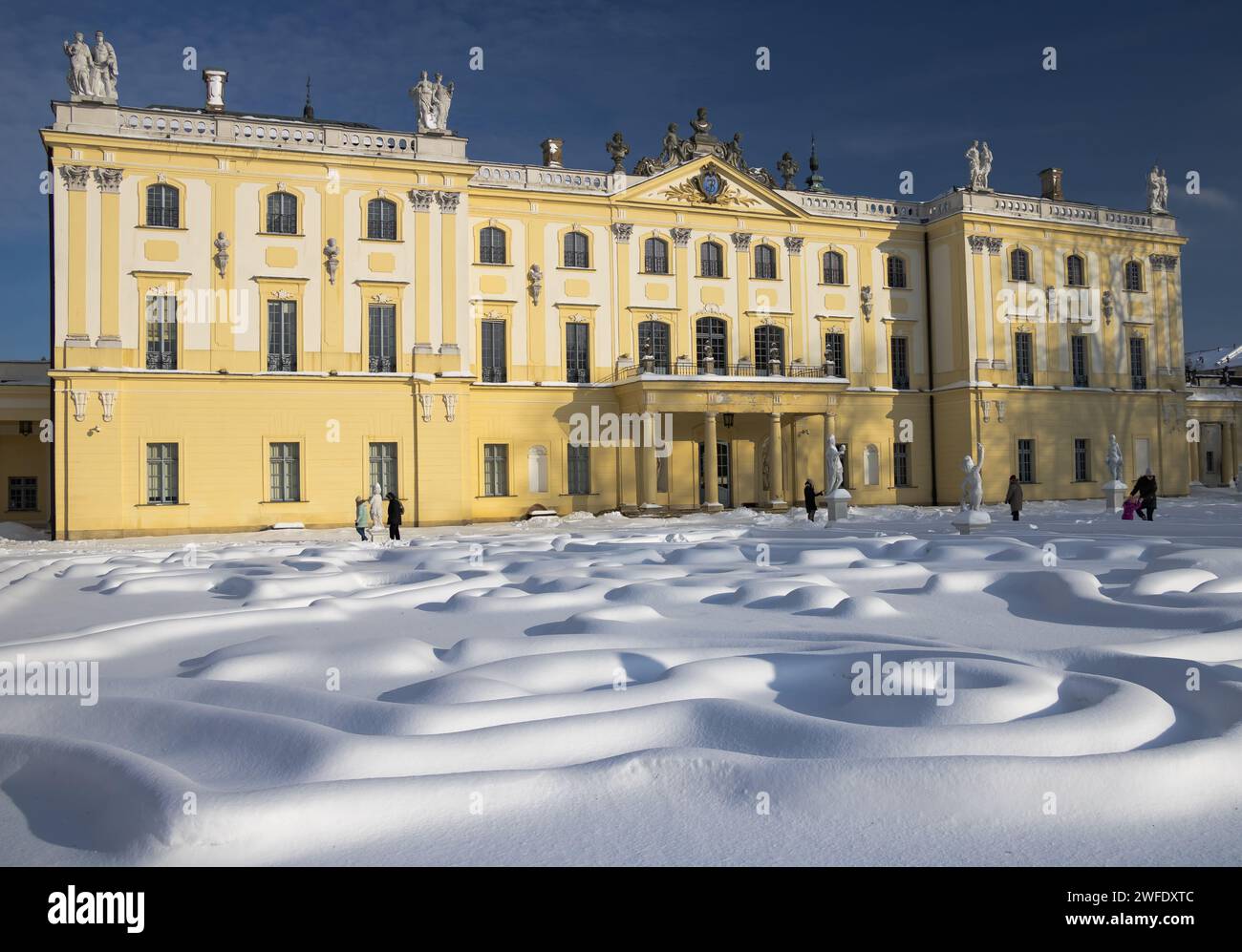 Winterlandschaft und Palast 11.02.2024.malerische Winterlandschaft im Branicki Palace. Stockfoto