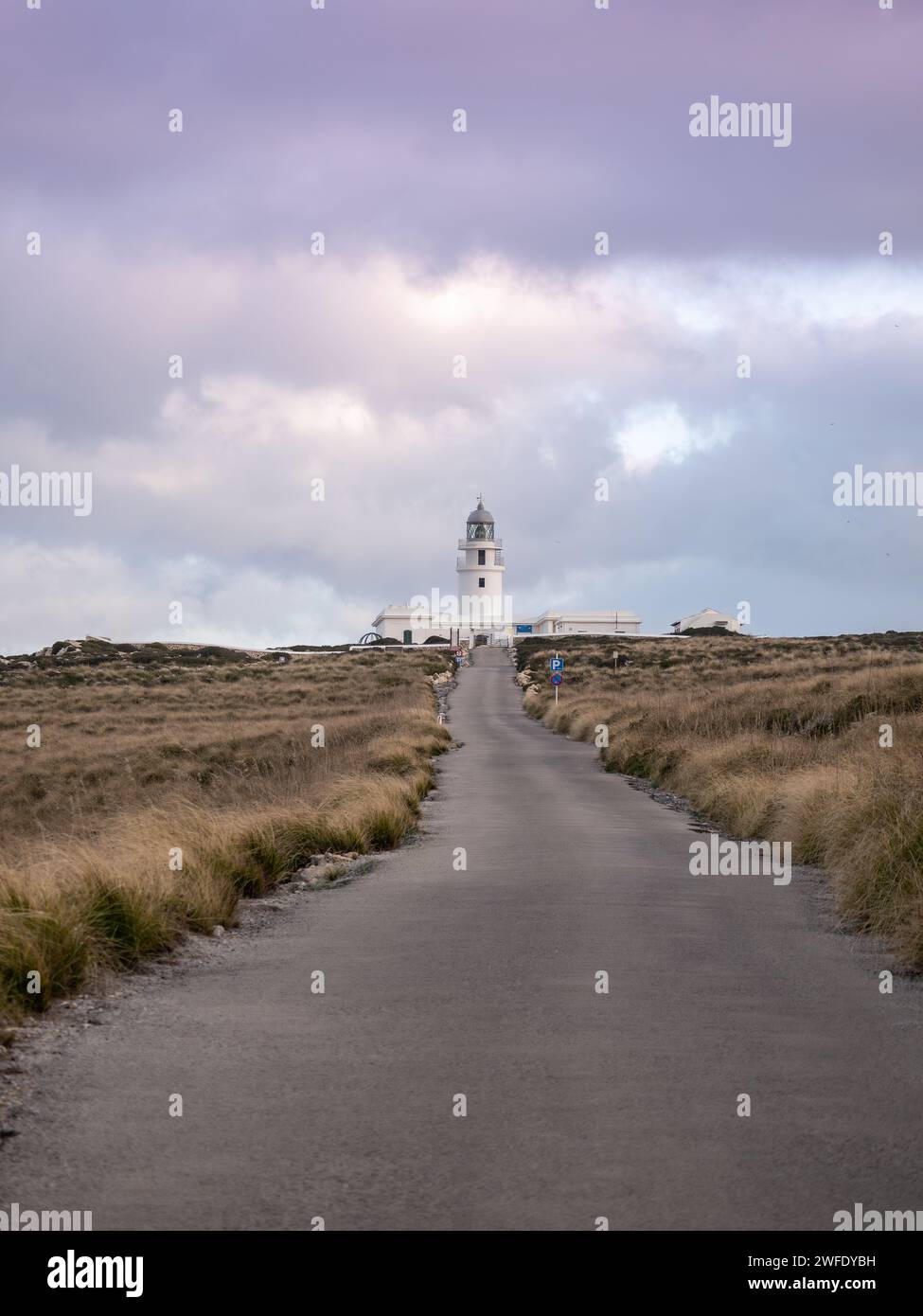 Straße zum Leuchtturm Cavalleria auf Menorca Stockfoto