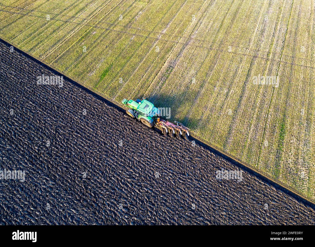 Drohnenansicht eines Traktors, der ein Feld pflügt, Linlithgow, West Lothian, Schottland Stockfoto