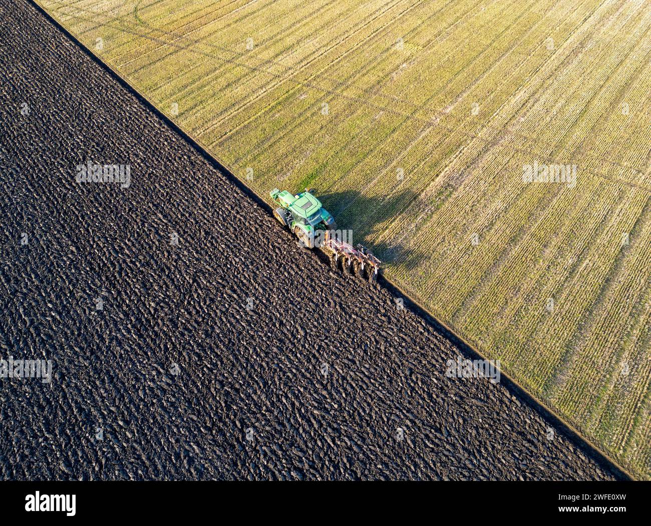 Drohnenansicht eines Traktors, der ein Feld pflügt, Linlithgow, West Lothian, Schottland Stockfoto