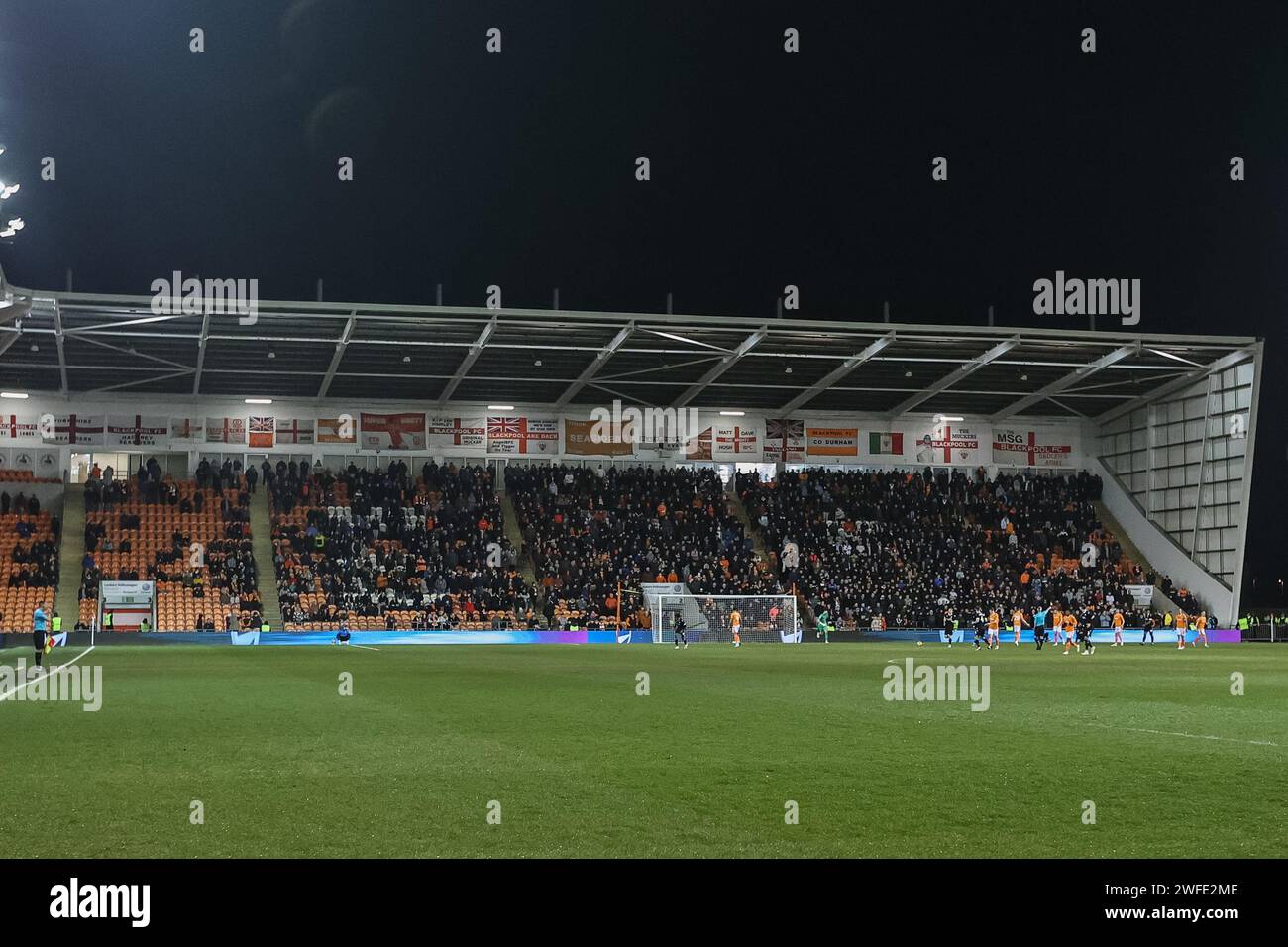 Blackpool-Fans in der Nordtribüne während des Finalspiels der Bristol Street Motors Trophy Quarter Blackpool gegen Bolton Wanderers in der Bloomfield Road, Blackpool, Großbritannien, 30. Januar 2024 (Foto: Mark Cosgrove/News Images) Stockfoto