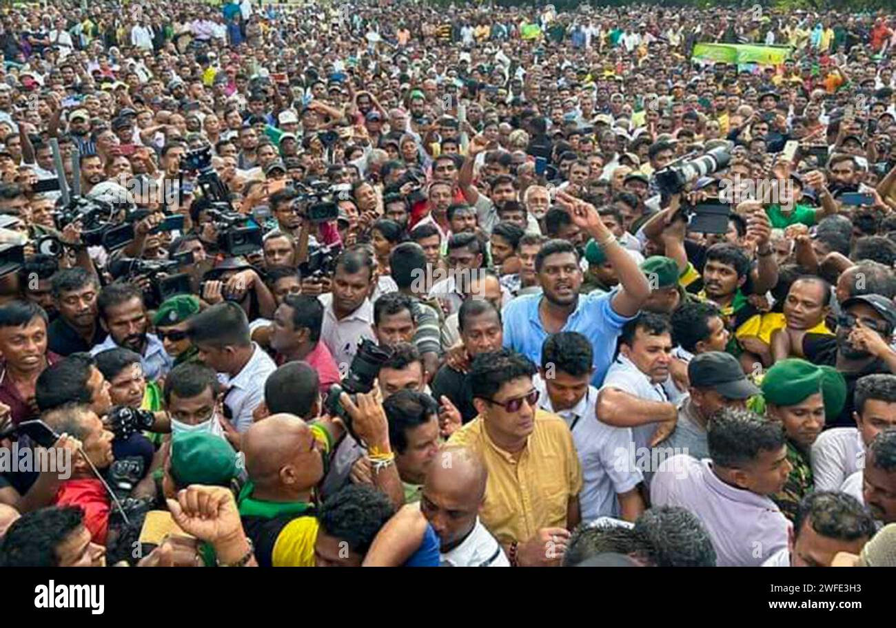 Colombo, Sri Lanka. 30. Januar 2024. Die Polizei feuerte Tränengas ab und benutzte Wasserwerfer, um die Samagi Jana Balawegaya (SJB) Demonstranten in Colombo zu zerstreuen. Zusammen mit dem Oppositionsführer Sajith Premadasa, SJB-Abgeordneten und Unterstützern wurde es von der Hauptopposition aus Protest gegen das Verhalten der Regierung, die hohen Lebenshaltungskosten und Korruption organisiert. Stockfoto