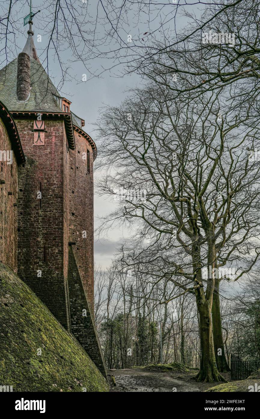 Castle Coch, Castell Coch, The Red Castle, Tongwynlais Cardiff, Wales, UK. Stürmischer Abend. Fantasie. Eindrucksvoll. Gruselig. Grimmig. Stockfoto