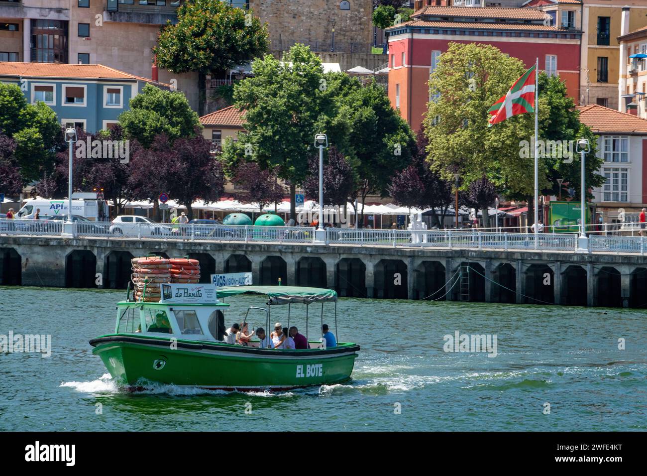 El Gasolino, kleines Boot, das Passagiere über den Fluss Nervion befördert, zwischen Portugalete und Las Arenas, Getxo, Vizcaya, Pais Vasco, Spanien. Die eine Stockfoto