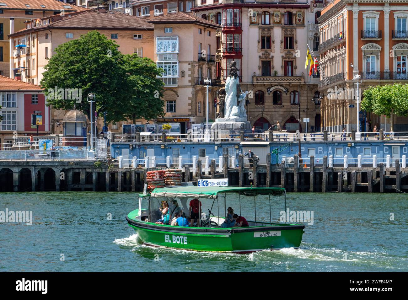 El Gasolino, kleines Boot, das Passagiere über den Fluss Nervion befördert, zwischen Portugalete und Las Arenas, Getxo, Vizcaya, Pais Vasco, Spanien. Die eine Stockfoto