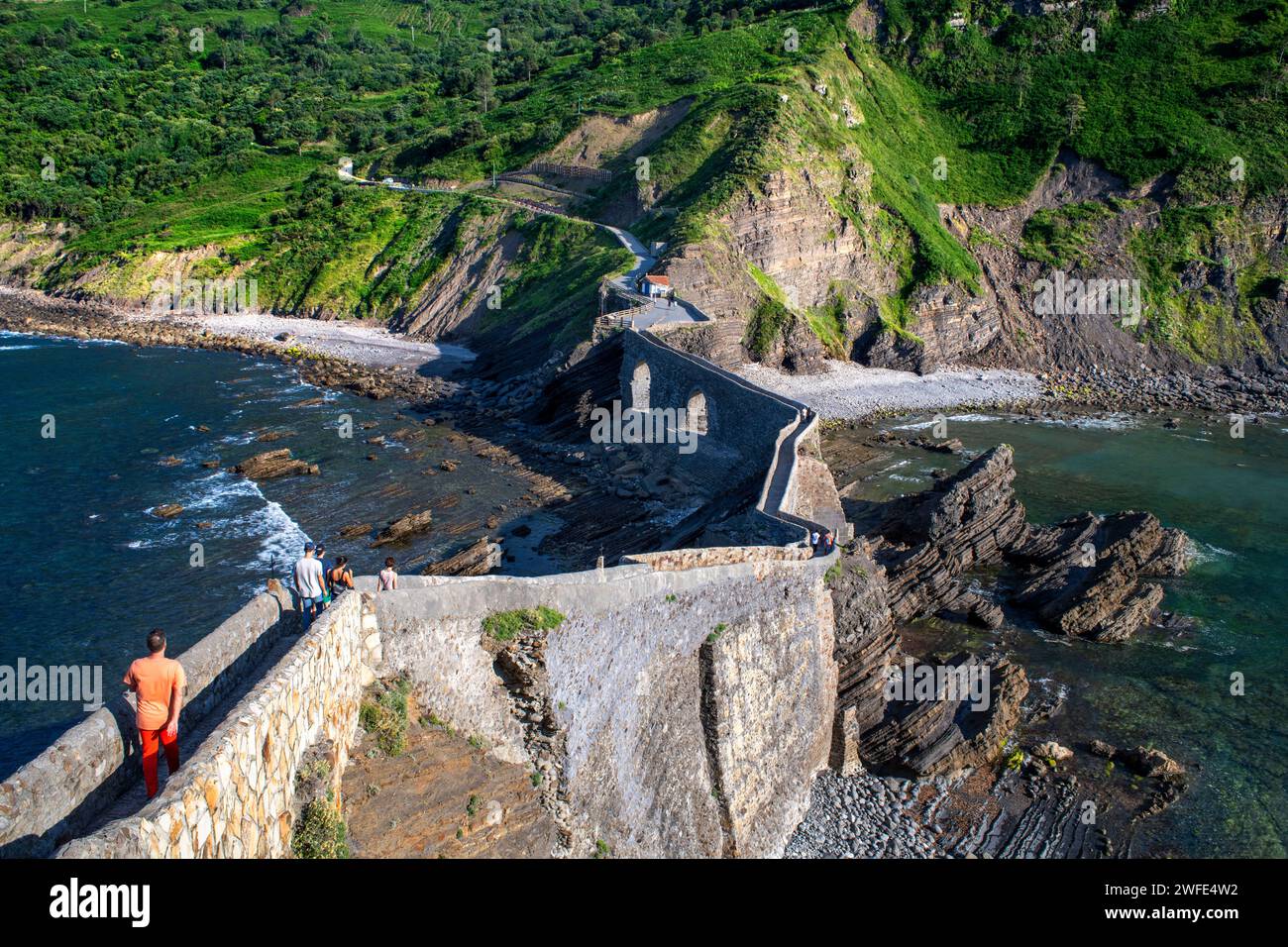 San Juan de Gaztelugatxe, Bermeo Baskenland, Euskadi, Euskaerria, Spanien. Gaztelugatxe ist eine kleine felsige Insel an der Küste von Bizkaia, die es kann Stockfoto