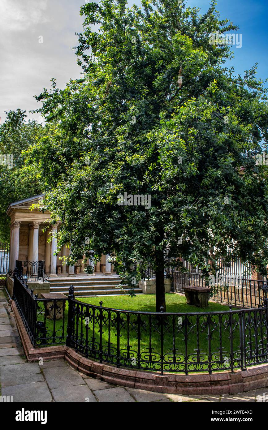 Die Eiche ist das Symbol der baskischen Freiheit, der Baum von Gernika vor dem Versammlungshaus Casa de las juntas, Gernika Guernica, Bizkaia, Baskenland Cou Stockfoto