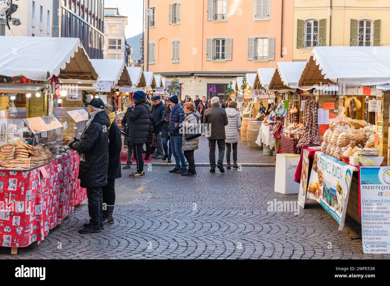 Menschen / Touristen erkunden einen Weihnachtsmarkt in der Stadt Como in Italien Stockfoto