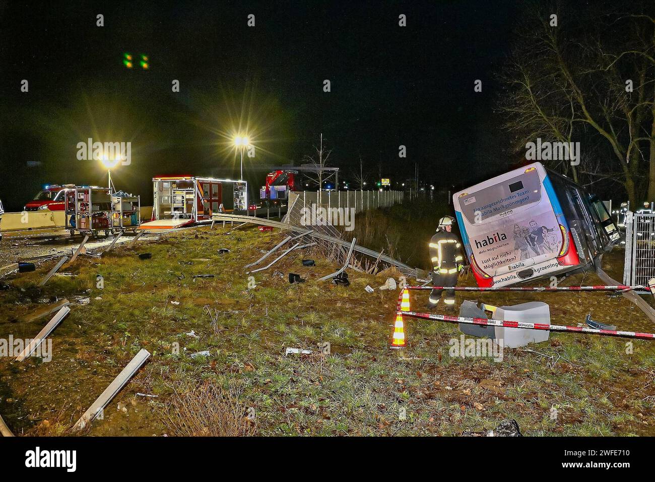 Schwerer Verkehrsunfall mit Linienbus - 1 Toter, 2 Schwerverletzte 24.01.2024: Bei einem sehr schweren Verkehrsunfall auf der Gemarkungsgrenze Ludwigsburg/Möglingen kam in der Nacht vom 23,1 auf den 24.1. ein Mensch ums Leben, zwei wurden schwer verletzt. Gegen 23:45 Uhr stießen im Bereich der A81-Anschlusstelle LB-Süd FR Heilbronn ein Linienbus und ein Kleintransporter heftig zusammen. Der Kleintransporter wurde herumgeschleudert, der Beifahrer eingeklemmt und wie sein Fahrer schwer verletzt. Der Linienbus rammte zwei Ampelmasten, riss die Leitplanke auf einer Länge von rund 40 Meter mit, wal Stockfoto